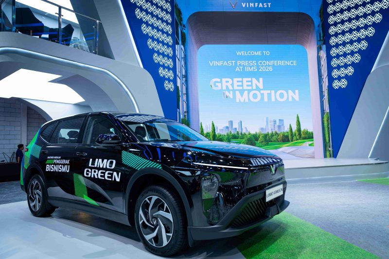 VinFast Limo Green dipamerkan saat konferensi pers VinFast di ajang Indonesia International Motor Show (IIMS) 2026, Jakarta, sebagai MPV listrik tujuh penumpang yang siap masuk pasar Indonesia.
