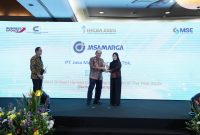 Perwakilan PT Jasa Marga (Persero) Tbk menerima penghargaan The Most Brilliant Human Capital Digitalization of The Year 2025 – National Champion pada ajang Indonesia Human Capital Brilliance Awards (IHCBA) 2025 yang diselenggarakan oleh BusinessUpdate di Jakarta, Jumat (23/1/2026). Penghargaan ini menjadi pengakuan atas keberhasilan Jasa Marga dalam mengimplementasikan transformasi human capital berbasis teknologi digital dan kecerdasan artifisial (AI).