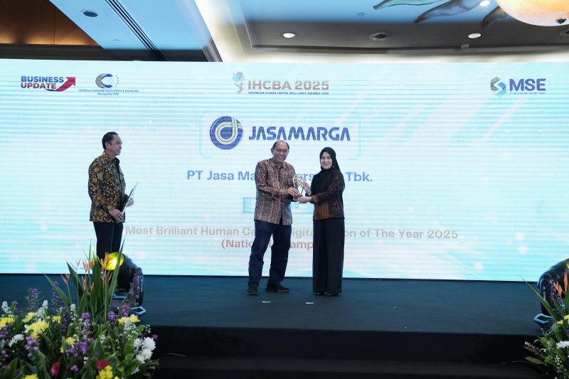 Perwakilan PT Jasa Marga (Persero) Tbk menerima penghargaan The Most Brilliant Human Capital Digitalization of The Year 2025 – National Champion pada ajang Indonesia Human Capital Brilliance Awards (IHCBA) 2025 yang diselenggarakan oleh BusinessUpdate di Jakarta, Jumat (23/1/2026). Penghargaan ini menjadi pengakuan atas keberhasilan Jasa Marga dalam mengimplementasikan transformasi human capital berbasis teknologi digital dan kecerdasan artifisial (AI).