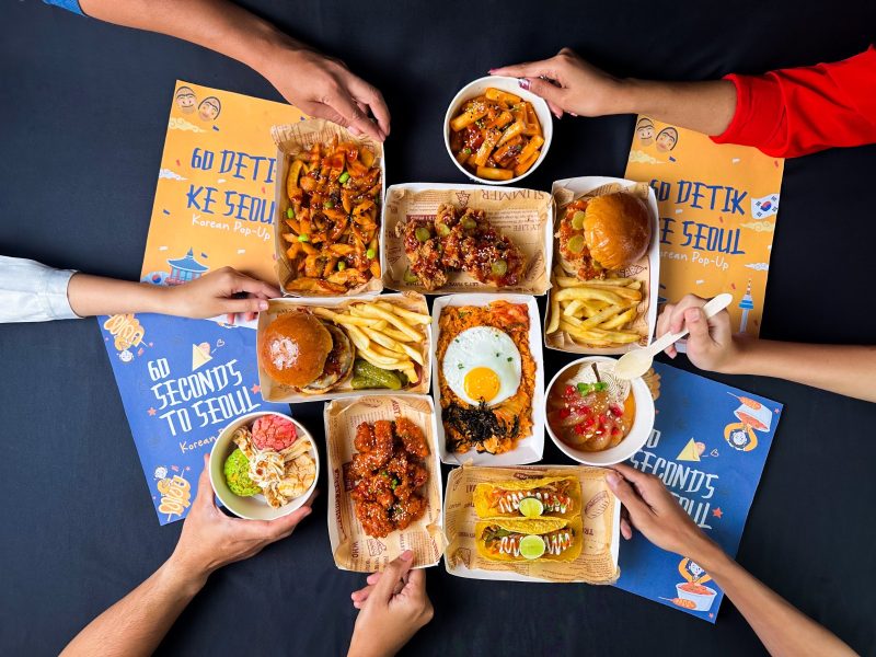 Beragam sajian street food Korea dalam program “60 Seconds to Seoul” dari Archipelago, menampilkan hidangan utama, camilan gurih, dessert khas, serta minuman segar yang terinspirasi dari cita rasa jalanan Seoul.