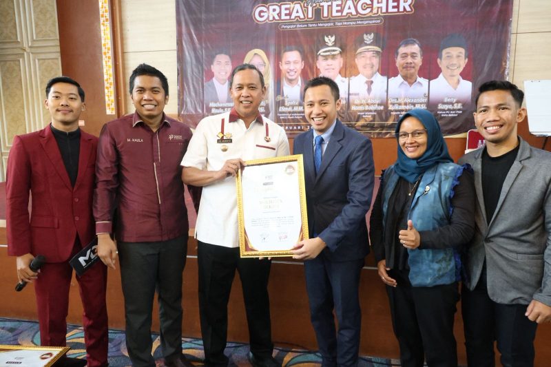Wali Kota Bekasi Tri Adhianto menerima cendera mata usai menghadiri Seminar Nasional “How to Be a Great Teacher” yang diselenggarakan oleh Teacher Preneur Nusantara di Graha Angkasa Pura, Kranji, Kota Bekasi, Jumat (6/2/2026), bersama para narasumber dan penyelenggara kegiatan.
