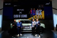Perwakilan BAIC Indonesia berfoto bersama di booth BAIC pada ajang Indonesia International Motor Show (IIMS) 2026, JIEXPO Kemayoran, Jakarta. Pada kesempatan ini, BAIC Indonesia mengumumkan kolaborasi strategis BAIC x Clash of Legends, pertandingan sepak bola legendaris yang mempertemukan para legenda klub Barcelona dan Real Madrid, serta menghadirkan berbagai program dan promo menarik bagi pengunjung selama pameran berlangsung, 5–15 Februari 2026.