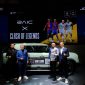 Perwakilan BAIC Indonesia berfoto bersama di booth BAIC pada ajang Indonesia International Motor Show (IIMS) 2026, JIEXPO Kemayoran, Jakarta. Pada kesempatan ini, BAIC Indonesia mengumumkan kolaborasi strategis BAIC x Clash of Legends, pertandingan sepak bola legendaris yang mempertemukan para legenda klub Barcelona dan Real Madrid, serta menghadirkan berbagai program dan promo menarik bagi pengunjung selama pameran berlangsung, 5–15 Februari 2026.