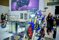 Salah satu model terbaru BMW Motorrad, BMW F 900 R, dipamerkan di booth BMW Motorrad pada ajang Indonesia International Motor Show (IIMS) 2026 di JIEXPO Kemayoran, Jakarta, menampilkan desain agresif, teknologi modern, dan karakter roadster sporty yang menjadi daya tarik pengunjung pameran.