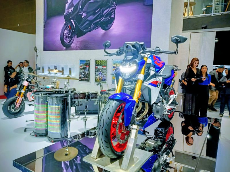 Salah satu model terbaru BMW Motorrad, BMW F 900 R, dipamerkan di booth BMW Motorrad pada ajang Indonesia International Motor Show (IIMS) 2026 di JIEXPO Kemayoran, Jakarta, menampilkan desain agresif, teknologi modern, dan karakter roadster sporty yang menjadi daya tarik pengunjung pameran.