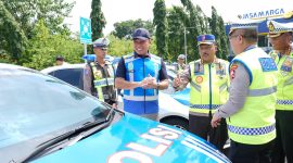 Direktur Utama PT Jasa Marga (Persero) Tbk Rivan A. Purwantono (tengah) berdialog dengan Kakorlantas Polri Irjen Pol Drs. Agus Suryonugroho (kanan) bersama jajaran Kepolisian saat peninjauan kendaraan Patroli Jalan Raya (PJR) dalam rangka Apel Persiapan Pelayanan Lebaran 2026 Wilayah Jawa Timur di Surabaya, Jumat (6/2/2026). Kolaborasi ini dilakukan untuk meningkatkan keamanan, ketertiban, dan kelancaran lalu lintas di jalan tol selama periode mudik Lebaran 2026.