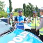 Direktur Utama PT Jasa Marga (Persero) Tbk Rivan A. Purwantono (tengah) berdialog dengan Kakorlantas Polri Irjen Pol Drs. Agus Suryonugroho (kanan) bersama jajaran Kepolisian saat peninjauan kendaraan Patroli Jalan Raya (PJR) dalam rangka Apel Persiapan Pelayanan Lebaran 2026 Wilayah Jawa Timur di Surabaya, Jumat (6/2/2026). Kolaborasi ini dilakukan untuk meningkatkan keamanan, ketertiban, dan kelancaran lalu lintas di jalan tol selama periode mudik Lebaran 2026.