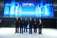 Jajaran manajemen PT Sokonindo Automobile berfoto bersama di depan tampilan logo dan slogan global terbaru DFSK, “Drives for Better”, yang resmi diperkenalkan di Indonesia sebagai penegasan komitmen jangka panjang DFSK dalam menghadirkan solusi mobilitas yang lebih cerdas, berkelanjutan, dan relevan bagi pasar otomotif nasional.