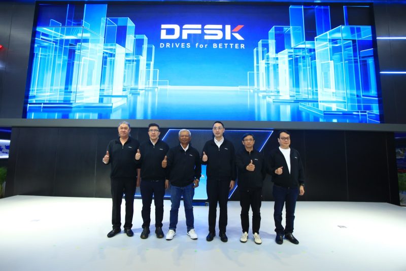 Jajaran manajemen PT Sokonindo Automobile berfoto bersama di depan tampilan logo dan slogan global terbaru DFSK, “Drives for Better”, yang resmi diperkenalkan di Indonesia sebagai penegasan komitmen jangka panjang DFSK dalam menghadirkan solusi mobilitas yang lebih cerdas, berkelanjutan, dan relevan bagi pasar otomotif nasional.