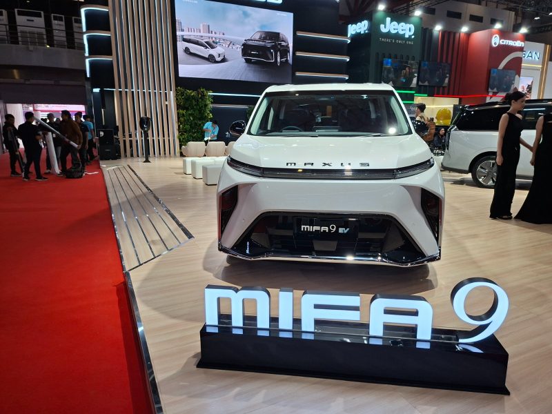 MAXUS MIFA 7 dan MIFA 9 dipamerkan di booth MAXUS Indonesia pada ajang IIMS 2026 di JIExpo Kemayoran.