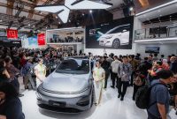 Booth XPENG Indonesia di IIMS 2026 dipadati pengunjung saat menampilkan lini kendaraan listrik premium, termasuk XPENG G6, serta demonstrasi teknologi AI yang menjadi fokus inovasi mobilitas masa depan brand tersebut.