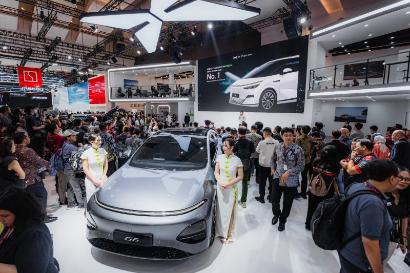 Booth XPENG Indonesia di IIMS 2026 dipadati pengunjung saat menampilkan lini kendaraan listrik premium, termasuk XPENG G6, serta demonstrasi teknologi AI yang menjadi fokus inovasi mobilitas masa depan brand tersebut.