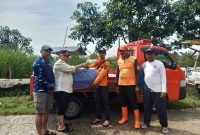 Petugas BPBD Kabupaten Bekasi bersama aparatur kecamatan dan unsur desa menyalurkan bantuan logistik kepada warga terdampak banjir di Kecamatan Muaragembong. Bantuan yang diserahkan secara terkoordinasi ini merupakan bagian dari upaya penanganan darurat banjir untuk memastikan kebutuhan dasar masyarakat terdampak dapat terpenuhi secara merata dan tepat sasaran.