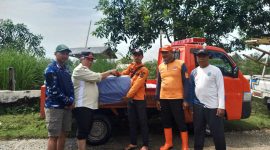 Petugas BPBD Kabupaten Bekasi bersama aparatur kecamatan dan unsur desa menyalurkan bantuan logistik kepada warga terdampak banjir di Kecamatan Muaragembong. Bantuan yang diserahkan secara terkoordinasi ini merupakan bagian dari upaya penanganan darurat banjir untuk memastikan kebutuhan dasar masyarakat terdampak dapat terpenuhi secara merata dan tepat sasaran.