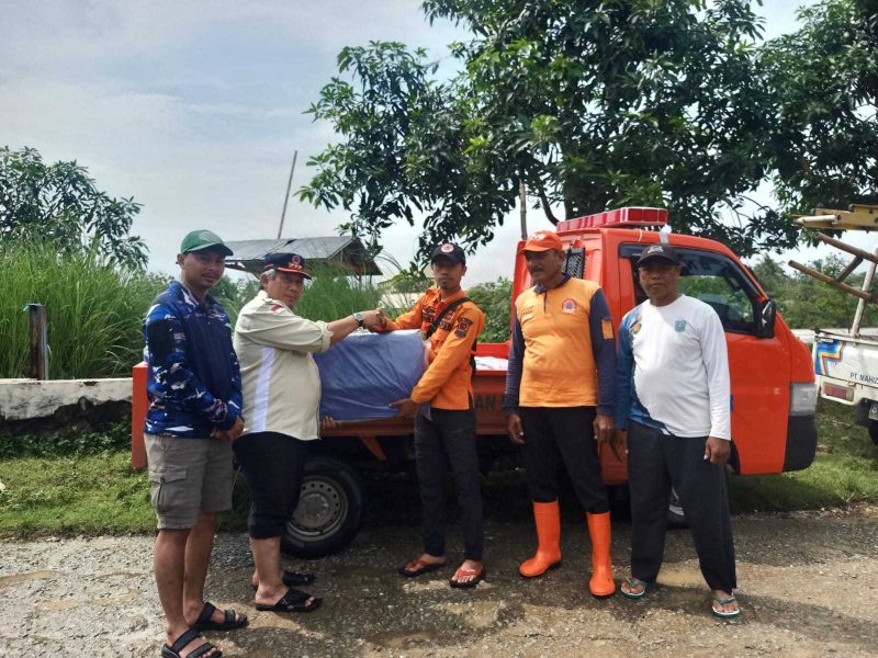 Petugas BPBD Kabupaten Bekasi bersama aparatur kecamatan dan unsur desa menyalurkan bantuan logistik kepada warga terdampak banjir di Kecamatan Muaragembong. Bantuan yang diserahkan secara terkoordinasi ini merupakan bagian dari upaya penanganan darurat banjir untuk memastikan kebutuhan dasar masyarakat terdampak dapat terpenuhi secara merata dan tepat sasaran.