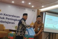 Perwakilan Badan Musyawarah Perguruan Swasta (BMPS) Kabupaten Bekasi menyerahkan cinderamata kepada narasumber dalam kegiatan sosialisasi Pemanfaatan Kecerdasan Artifisial untuk Peningkatan Kualitas Pembelajaran yang digelar di Kabupaten Bekasi.