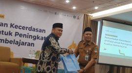 Perwakilan Badan Musyawarah Perguruan Swasta (BMPS) Kabupaten Bekasi menyerahkan cinderamata kepada narasumber dalam kegiatan sosialisasi Pemanfaatan Kecerdasan Artifisial untuk Peningkatan Kualitas Pembelajaran yang digelar di Kabupaten Bekasi.