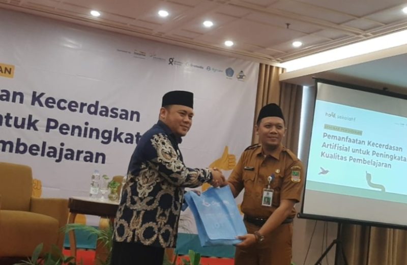 Perwakilan Badan Musyawarah Perguruan Swasta (BMPS) Kabupaten Bekasi menyerahkan cinderamata kepada narasumber dalam kegiatan sosialisasi Pemanfaatan Kecerdasan Artifisial untuk Peningkatan Kualitas Pembelajaran yang digelar di Kabupaten Bekasi.