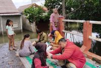 Tenaga kesehatan Puskesmas Muaragembong memberikan pelayanan kesehatan kepada warga terdampak banjir melalui layanan Puskesmas Keliling (Pusling) di salah satu desa wilayah utara Kabupaten Bekasi, Jumat (30/01/2026).