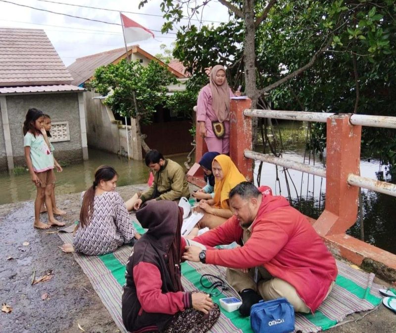 Tenaga kesehatan Puskesmas Muaragembong memberikan pelayanan kesehatan kepada warga terdampak banjir melalui layanan Puskesmas Keliling (Pusling) di salah satu desa wilayah utara Kabupaten Bekasi, Jumat (30/01/2026).