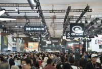 Suasana ramai pengunjung memadati area pameran Indonesia International Motor Show (IIMS) 2026 di JIExpo Kemayoran, Jakarta. Berbagai merek otomotif ternama memamerkan kendaraan terbaru, teknologi elektrifikasi, serta inovasi industri otomotif kepada para pengunjung.