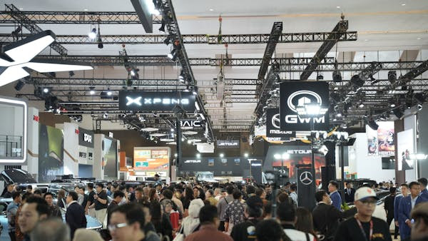 Suasana ramai pengunjung memadati area pameran Indonesia International Motor Show (IIMS) 2026 di JIExpo Kemayoran, Jakarta. Berbagai merek otomotif ternama memamerkan kendaraan terbaru, teknologi elektrifikasi, serta inovasi industri otomotif kepada para pengunjung.