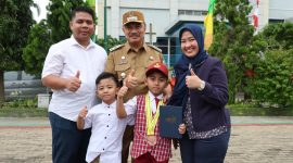 Wakil Wali Kota Bekasi, Abdul Harris Bobihoe, berfoto bersama siswa peraih medali internasional asal Kota Bekasi dan keluarga usai memberikan apresiasi atas prestasi yang diraih pada ajang Olimpiade Matematika di Thailand dan Performance Art Festival di Hongkong, Senin (2/3/2026).