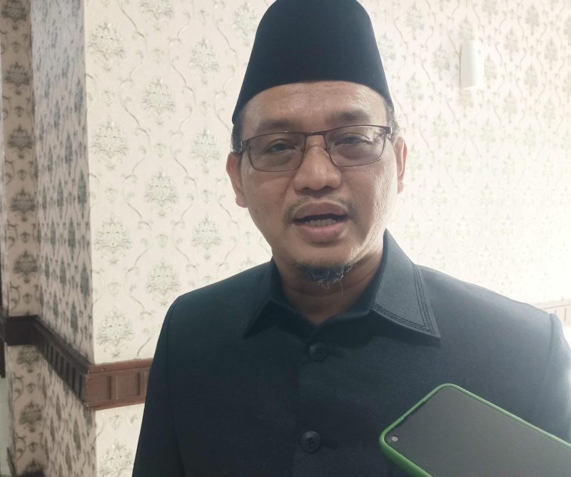 Ketua Dewan Perwakilan Rakyat Daerah Kota Bekasi, Sardi Efendi, memberikan keterangan kepada awak media terkait refleksi pembangunan Bekasi yang memasuki usia ke-29 tahun, dengan fokus pada pembenahan infrastruktur, perbaikan jalan rusak, serta penambahan ruang terbuka bagi masyarakat.