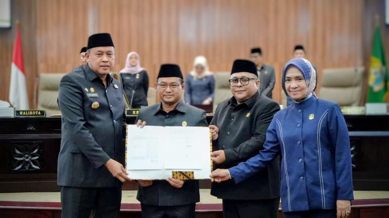 Wali Kota Bekasi Tri Adhianto bersama Ketua DPRD Kota Bekasi Sardi Efendi, Wakil Ketua DPRD Nuryadi Darmawan, dan Puspa Yani menunjukkan dokumen kesepakatan Rancangan Peraturan Daerah (Raperda) tentang Penyertaan Modal BUMD usai rapat paripurna di Gedung DPRD Kota Bekasi, Kamis (5/3/2026). Kesepakatan tersebut menjadi langkah memperkuat peran BUMD dalam mendukung pembangunan daerah dan meningkatkan Pendapatan Asli Daerah (PAD).