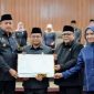 Wali Kota Bekasi Tri Adhianto bersama Ketua DPRD Kota Bekasi Sardi Efendi, Wakil Ketua DPRD Nuryadi Darmawan, dan Puspa Yani menunjukkan dokumen kesepakatan Rancangan Peraturan Daerah (Raperda) tentang Penyertaan Modal BUMD usai rapat paripurna di Gedung DPRD Kota Bekasi, Kamis (5/3/2026). Kesepakatan tersebut menjadi langkah memperkuat peran BUMD dalam mendukung pembangunan daerah dan meningkatkan Pendapatan Asli Daerah (PAD).