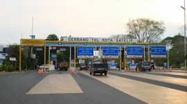 Kendaraan melintas di Gerbang Tol Kota Satelit pada Ruas Tol Surabaya–Gempol di Surabaya, Jawa Timur. PT Jasamarga Transjawa Tol tengah melakukan pekerjaan pelebaran lajur untuk meningkatkan kapasitas jalan dan memperlancar arus lalu lintas menjelang periode mudik. 