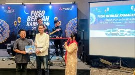 Peserta menerima hadiah doorprize dalam kegiatan “Fuso Berkah Ramadan 2026” yang digelar oleh Sun Star Prima Motor di Aston Imperial Bekasi Hotel & Conference Center, Jumat (6/3/2026). Acara tersebut diikuti pelaku usaha sektor logistik dan retail serta diisi dengan hiburan dan buka puasa bersama.

