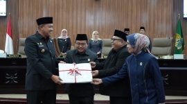 anggota DPRD Kota Bekasi di Gedung DPRD, Bekasi. Penyerahan dokumen tersebut merupakan bagian dari agenda resmi pembahasan kebijakan dan program pembangunan daerah.
