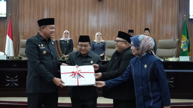 anggota DPRD Kota Bekasi di Gedung DPRD, Bekasi. Penyerahan dokumen tersebut merupakan bagian dari agenda resmi pembahasan kebijakan dan program pembangunan daerah.