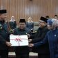 anggota DPRD Kota Bekasi di Gedung DPRD, Bekasi. Penyerahan dokumen tersebut merupakan bagian dari agenda resmi pembahasan kebijakan dan program pembangunan daerah.