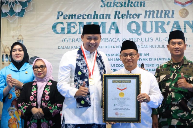 Ketua DPRD Sardi Efendi Hadiri GEMMA Qur’an, Kota Bekasi Raih Rekor MURI Penulisan Mushaf Al-Qur’an Serentak 
