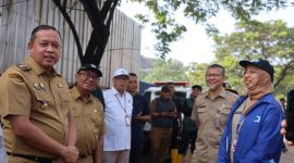Tri Adhianto bersama jajaran Pemerintah Kota Bekasi berbincang dengan petugas saat meninjau lokasi longsor di kawasan TPST Bantargebang, Senin (9/3/2026). Pemkot Bekasi melalui Badan Penanggulangan Bencana Daerah (BPBD) turut membantu proses evakuasi dan pemantauan dampak lingkungan meski pengelolaan TPST berada di bawah Pemerintah Provinsi DKI Jakarta.