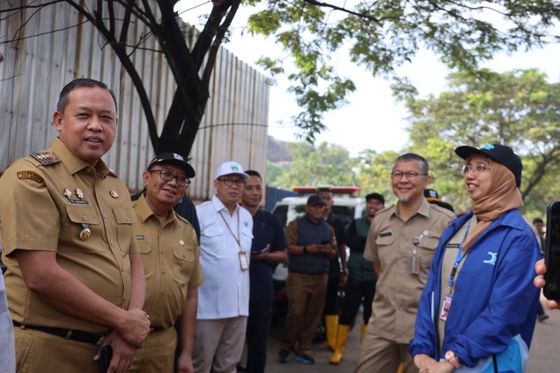 Tri Adhianto bersama jajaran Pemerintah Kota Bekasi berbincang dengan petugas saat meninjau lokasi longsor di kawasan TPST Bantargebang, Senin (9/3/2026). Pemkot Bekasi melalui Badan Penanggulangan Bencana Daerah (BPBD) turut membantu proses evakuasi dan pemantauan dampak lingkungan meski pengelolaan TPST berada di bawah Pemerintah Provinsi DKI Jakarta.