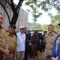 Tri Adhianto bersama jajaran Pemerintah Kota Bekasi berbincang dengan petugas saat meninjau lokasi longsor di kawasan TPST Bantargebang, Senin (9/3/2026). Pemkot Bekasi melalui Badan Penanggulangan Bencana Daerah (BPBD) turut membantu proses evakuasi dan pemantauan dampak lingkungan meski pengelolaan TPST berada di bawah Pemerintah Provinsi DKI Jakarta.