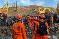 Petugas Badan Nasional Pencarian dan Pertolongan (Basarnas) bersama tim gabungan melakukan pencarian dan evakuasi korban pascalongsor di kawasan TPST Bantargebang, Minggu (8/3/2026). Longsor tumpukan sampah di lokasi tersebut sempat membuat warga dan pekerja di sekitar area panik.