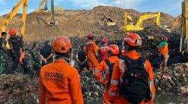 Petugas Badan Nasional Pencarian dan Pertolongan (Basarnas) bersama tim gabungan melakukan pencarian dan evakuasi korban pascalongsor di kawasan TPST Bantargebang, Minggu (8/3/2026). Longsor tumpukan sampah di lokasi tersebut sempat membuat warga dan pekerja di sekitar area panik.