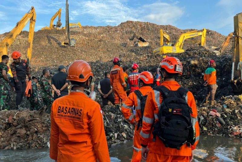 Petugas Badan Nasional Pencarian dan Pertolongan (Basarnas) bersama tim gabungan melakukan pencarian dan evakuasi korban pascalongsor di kawasan TPST Bantargebang, Minggu (8/3/2026). Longsor tumpukan sampah di lokasi tersebut sempat membuat warga dan pekerja di sekitar area panik.