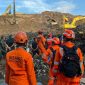 Petugas Badan Nasional Pencarian dan Pertolongan (Basarnas) bersama tim gabungan melakukan pencarian dan evakuasi korban pascalongsor di kawasan TPST Bantargebang, Minggu (8/3/2026). Longsor tumpukan sampah di lokasi tersebut sempat membuat warga dan pekerja di sekitar area panik.