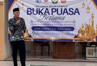 Rektor Institut Agama Islam Nusantara Dr. Eddi Supriadi memberikan sambutan saat kegiatan buka puasa bersama keluarga besar kampus di Masjid Kampus Dinamika Nusantara, Tambun Selatan, Kabupaten Bekasi, Kamis (12/3/2026).