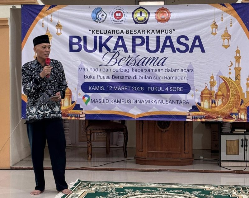 Rektor Institut Agama Islam Nusantara Dr. Eddi Supriadi memberikan sambutan saat kegiatan buka puasa bersama keluarga besar kampus di Masjid Kampus Dinamika Nusantara, Tambun Selatan, Kabupaten Bekasi, Kamis (12/3/2026).