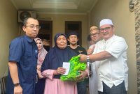 Penyerahan santunan kepada anak yatim dalam kegiatan Santunan Ramadhan 1447 H yang diselenggarakan Yayasan Al-Husna di Cikarang Pusat, Kabupaten Bekasi, Sabtu (14/3/2026). Kegiatan ini merupakan agenda rutin yayasan untuk berbagi kebahagiaan dengan anak yatim dan kaum dhuafa selama bulan suci Ramadhan.