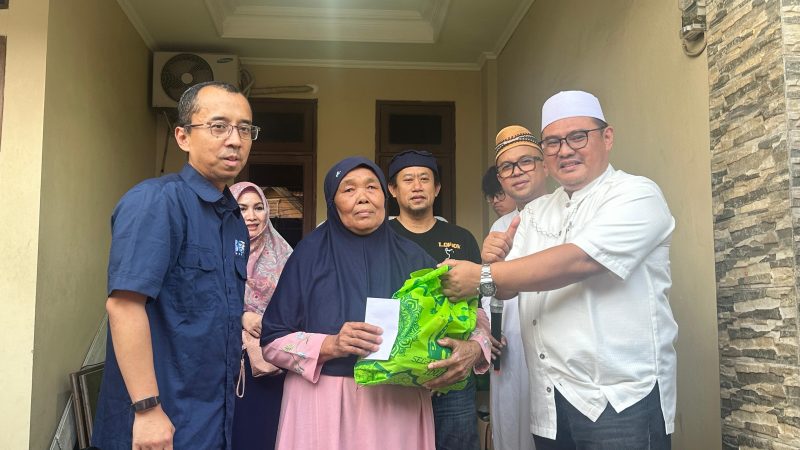 Penyerahan santunan kepada anak yatim dalam kegiatan Santunan Ramadhan 1447 H yang diselenggarakan Yayasan Al-Husna di Cikarang Pusat, Kabupaten Bekasi, Sabtu (14/3/2026). Kegiatan ini merupakan agenda rutin yayasan untuk berbagi kebahagiaan dengan anak yatim dan kaum dhuafa selama bulan suci Ramadhan.