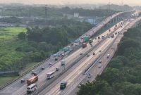 Kondisi lalu lintas kendaraan melintas di Ruas Jalan Layang Sheikh Mohammed Bin Zayed (MBZ) pada H-7 Idulfitri 2026, Sabtu (14/3/2026). Volume kendaraan yang meninggalkan Jakarta mulai meningkat menjelang arus mudik Lebaran.