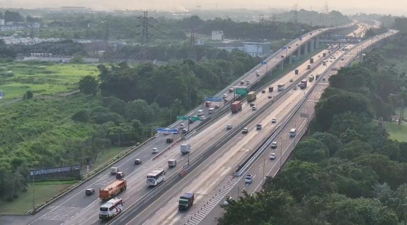 Kondisi lalu lintas kendaraan melintas di Ruas Jalan Layang Sheikh Mohammed Bin Zayed (MBZ) pada H-7 Idulfitri 2026, Sabtu (14/3/2026). Volume kendaraan yang meninggalkan Jakarta mulai meningkat menjelang arus mudik Lebaran.