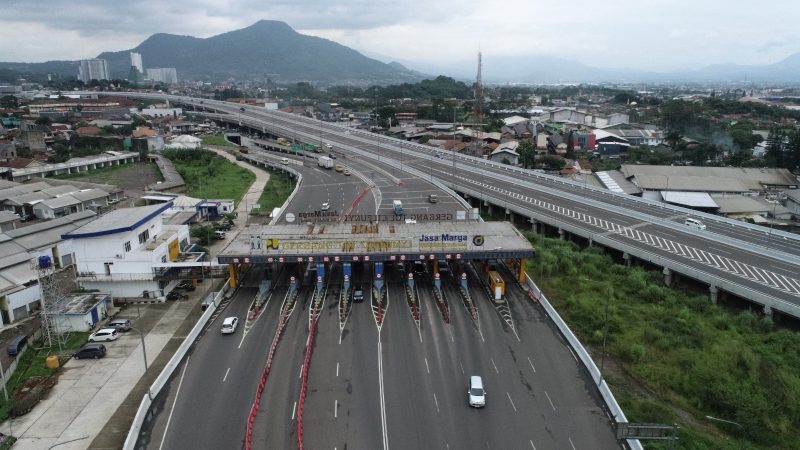 Kendaraan melintas di Gerbang Tol Cileunyi, Kabupaten Bandung, Jawa Barat, Minggu (16/3/2026). Pada H-6 Idulfitri 1447 H, volume lalu lintas di sejumlah ruas tol wilayah Jabodetabek dan Jawa Barat terpantau masih fluktuatif, dengan peningkatan kendaraan menuju arah Merak sementara arus menuju Bandung masih relatif landai. Foto: Dok. Jasa Marga.